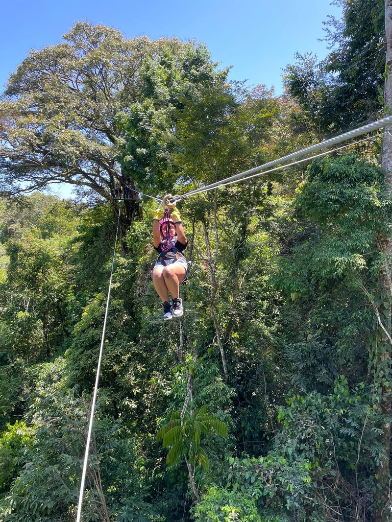 Una persona haciendo canopy sobre la selva de Manuel Antonio